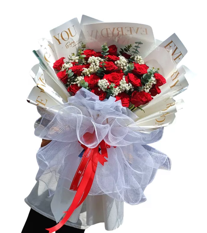 Sớm Bình Yên – bó hoa hồng đỏ lưới trắng