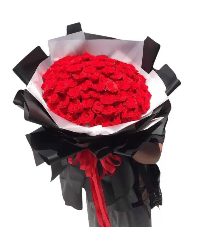 Gần Nhau – bó hoa hồng đỏ tròn giấy đen