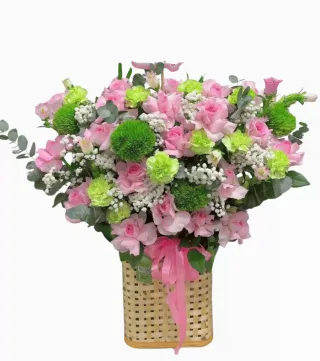 Chút Tình Thân – giỏ hoa hồng và cát tường hồng phấn