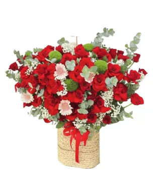 Sắc Thương – giỏ hoa hồng đỏ cùng cúc nút xanh