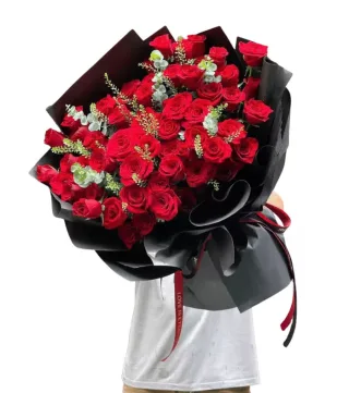 Ngày Có Bạn – bó hoa hồng đỏ cùng đồng tiền đỏ