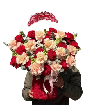 Thương Gửi – giỏ hoa hồng đỏ cùng hồng kem champagne