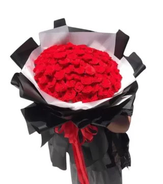 Gần Nhau – bó hoa hồng đỏ tròn giấy đen