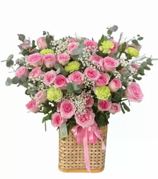 Nắng Bên Thềm – giỏ hoa hồng phấn cùng cẩm chướng hồng xanh