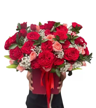 Niềm Vui Nhỏ – hộp hoa hồng đỏ cùng hồng san hô