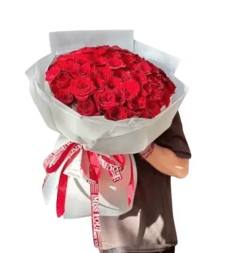 Bên Người – bó hoa hồng đỏ cỡ lớn xếp vòm tròn