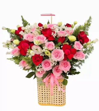 Lời Tri Ân – giỏ hoa hồng đỏ và hồng phấn cùng hồng kem