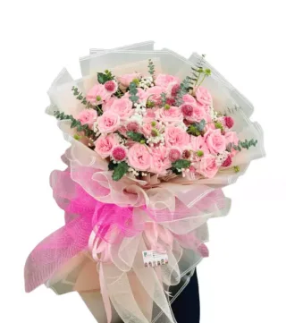 Một Lời Thương – bó hoa hồng phấn giấy lưới