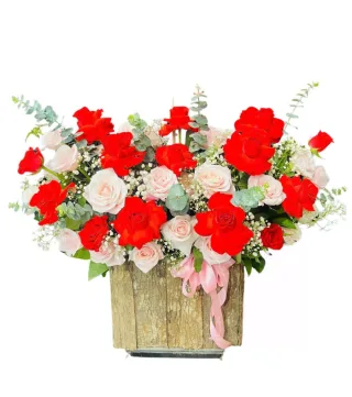 Nắng Bên Thềm – giỏ hoa hồng đỏ cùng hồng trắng phấn